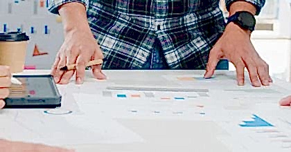 SEO Odaklı WordPress Site Geliştirme Görseli SEO uyumlu WordPress site altyapısı planlaması yapan ekip