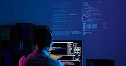 Ajax Nedir? Ajax Nerelerde Kullanılır? Temiz Kodlama ve Ajax Teknolojisi ile Geliştirilmiş WordPress Altyapısı Karanlık bir odada monitörlere bakan yazılımcı görseli; temiz kodlama ve Ajax teknolojisini simgeler