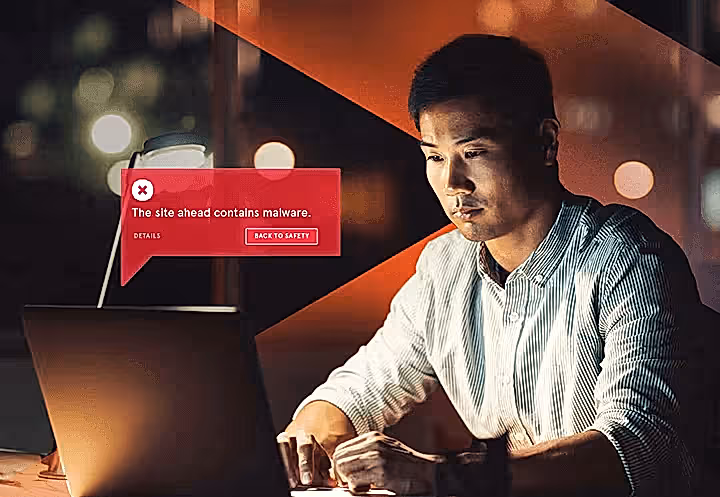 Zararlı Yazılım Uyarısı ve Web Güvenlik Riskleri Kötü amaçlı yazılım uyarısı alan bir kullanıcı bilgisayar başında